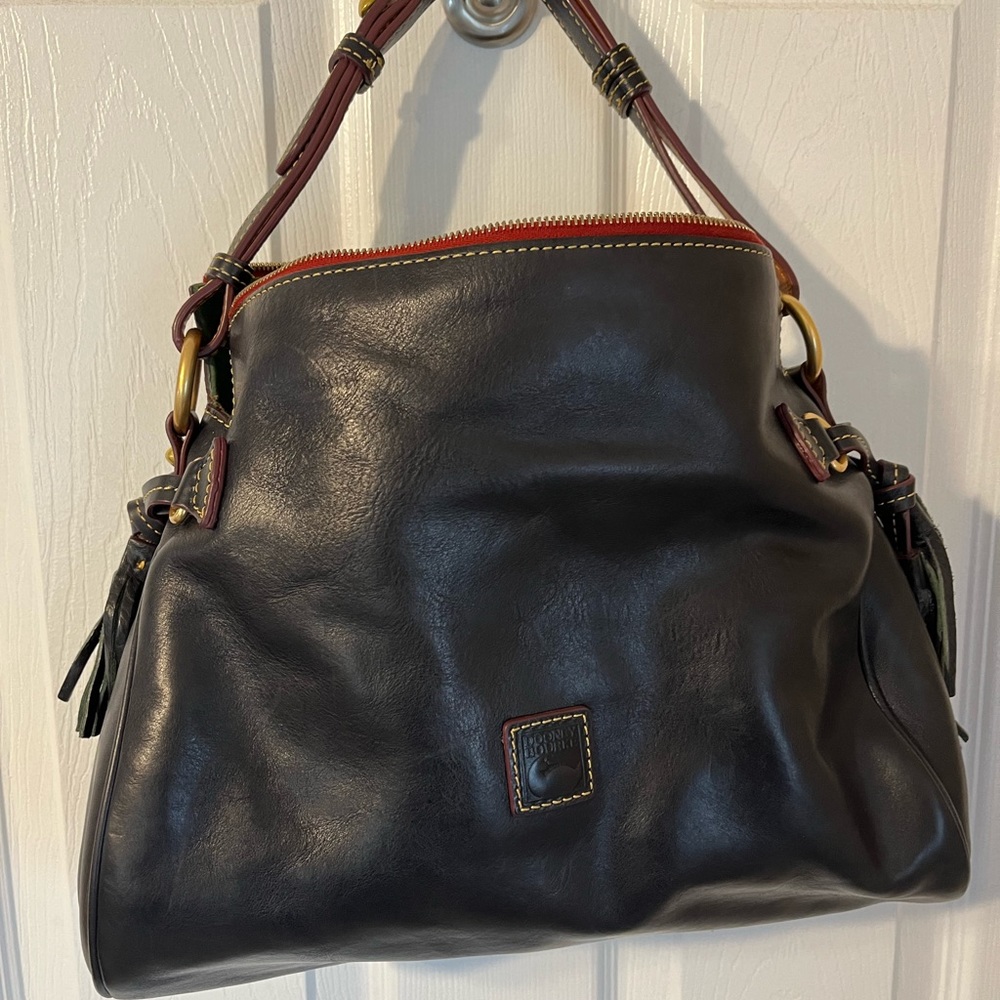 Deep navy blue Dooney&Bourke Florentino leather hobo bag. Excellent condition.